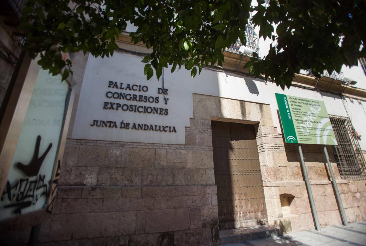 El Palacio de Congresos, completamente cerrado, en una imagen tomada ayer