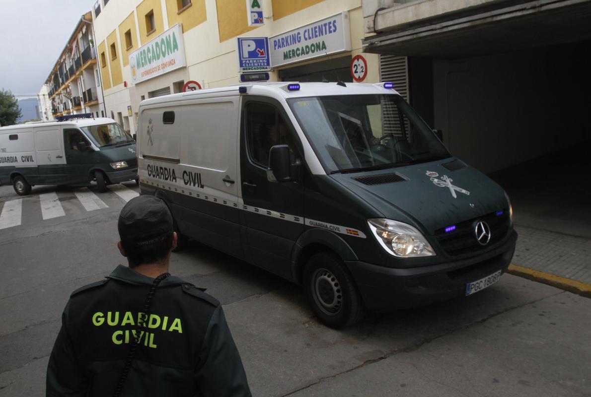 Dos furgonetas de la Guardia Civil acceden a los juzgados de Peñarroya