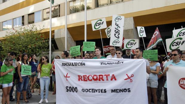 Más de 240 profesores, afectados por el recorte de plazas en Primaria