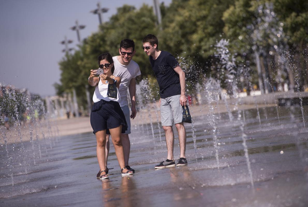 Unos jóvenes se hacen un «selfie» en una de las fuentes de la zona del Vial Norte