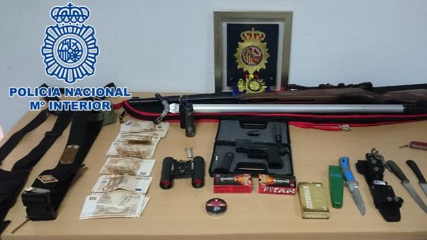 Material que la Policía encontró en el vehículo del detenido