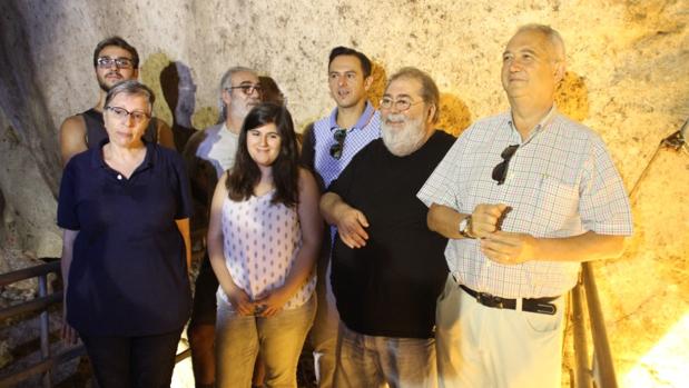 Investigadores, junto a miembros de la fundación Cueva y Sima del Ángel y el edil de Cultura, Manuel Lara