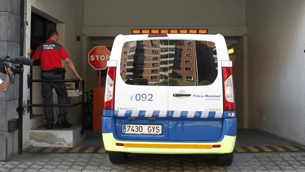 Un furgon de la policia entra al Palacio de Justicia navarra con uno de los cinco detenidos