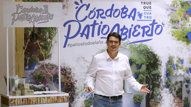 El edil de Turismo, Pedro García, presentando la inversión del Ayuntamiento en los Patios