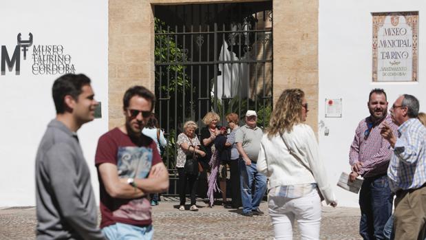 Turistas observan el Museo Taurino cerrado durante el pasado mes de mayo