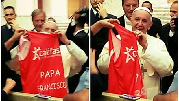 El Papa Francisco muestra la camiseta de Los Califas