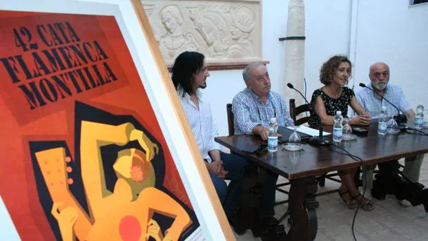 La Teniente de Alcalde Conchi Espejo, junto al presidente de la Peña El Lucero, Salvador Córdoba, el cantaor Antonio Mejías y el artista Rafael Rodríguez