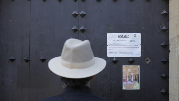 Un visitante ante la puerta cerrada del Alcázar