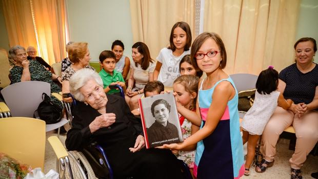 Antonia García, junto a su familia en la residencia de Añora