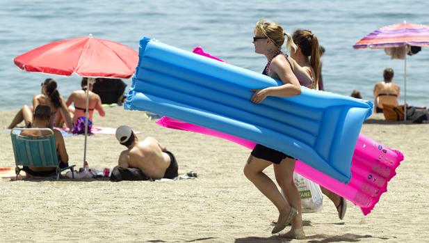 Bañistas en la playa de La Malagueta