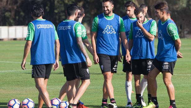 La plantilla del Córdoba CF, en un entrenamiento en la Ciudad Deportiva