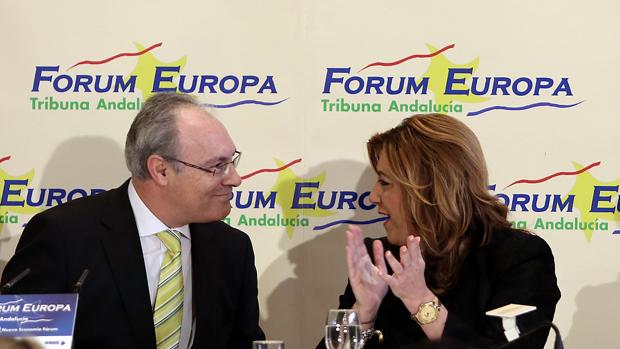 La presidenta andaluza, Susana Díaz, con el presidente del Parlamento autonómico, Juan Pablo Durán, durante una conferencia