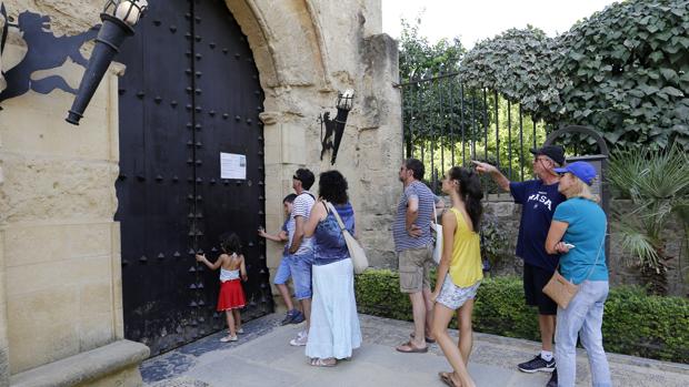 Lo que piensan los turistas del cierre del Alcázar un lunes festivo