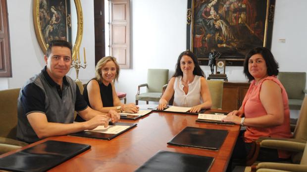 Firma del convenio por Carmen Gómez, Francisco de la Torre, María de los Ángeles Gómez y Celia Jiménez