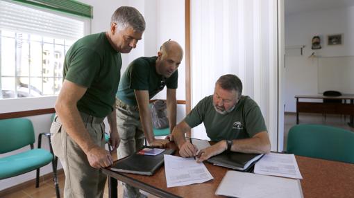 Efectivos del Infoca en el centro de Los Villares