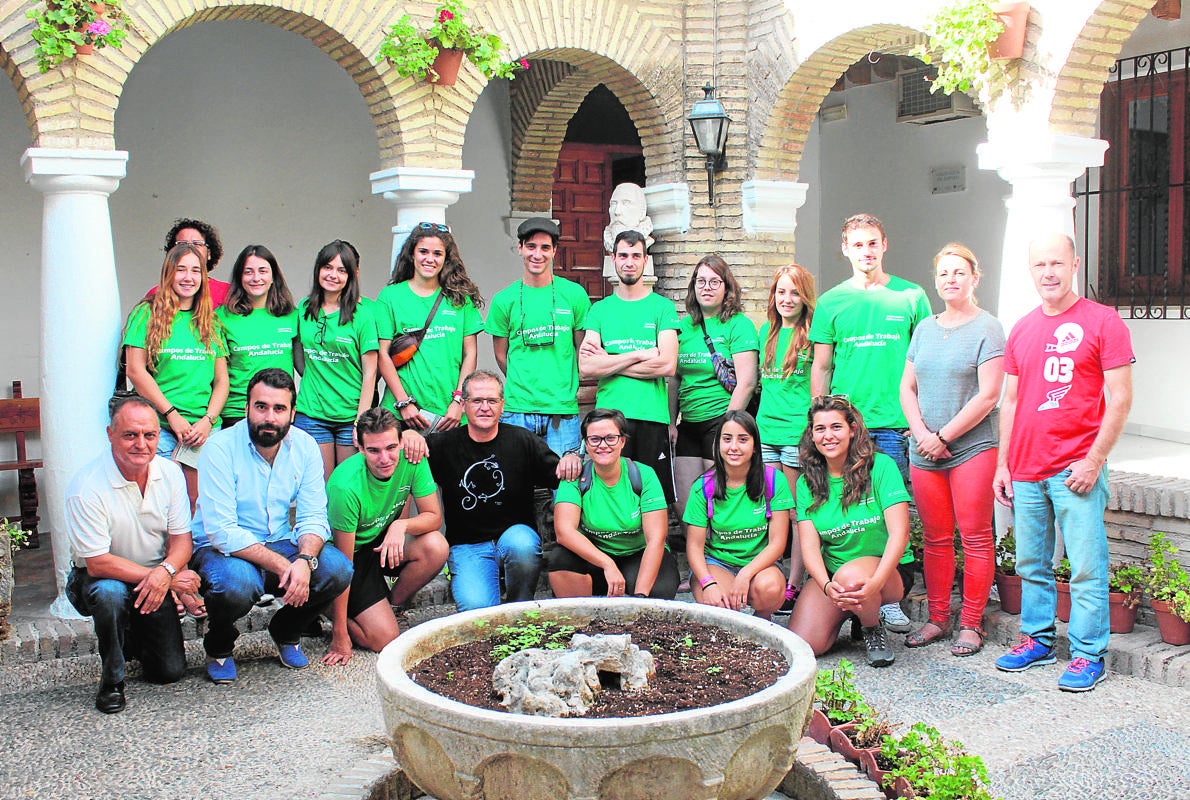 Voluntarios junto al alcalde de Castro del Río y el director del IAJ