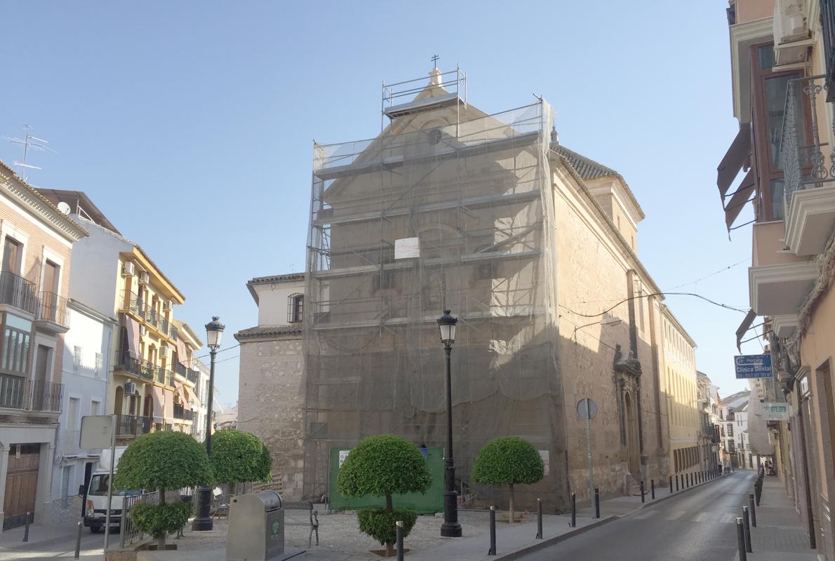 Fachada de la iglesia de la Purísima, cubierta por una red metálica por las obras