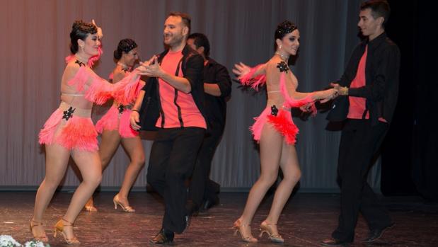 Algunos de los alumnos de bailes de salón durante la actuación de final de curso