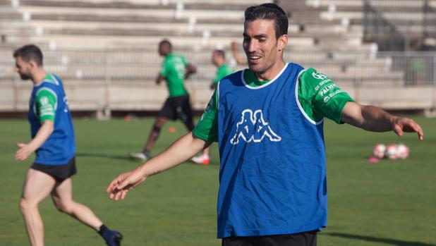 Alfaro sonríe en un entrenamiento del Córdoba CF