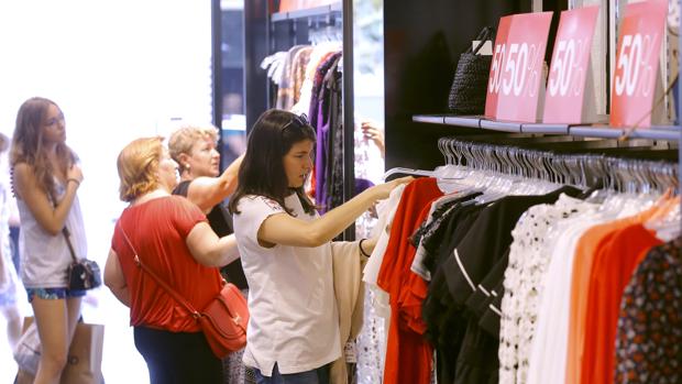 Una mujer en plenas rebajas de verano en Córdoba