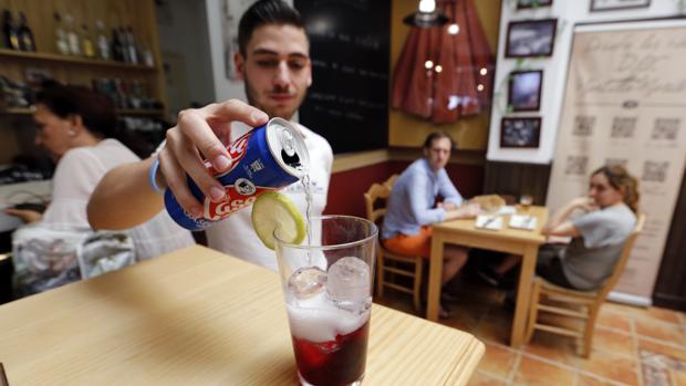 Un camarero de La Montillana prepara la refrescante bebida