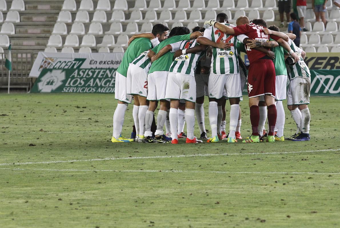 Los jugadores del Córdoba hacen piña tras la última victoria