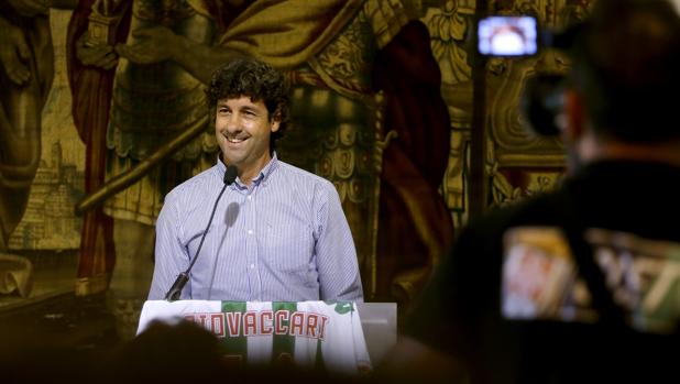 El director deportivo del Córdoba CF, Emilio Vega, en la presentación de Piovaccari