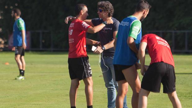 El director deportivo, Emilio Vega, y el entrenador blanquiverde, José Luis Oltra