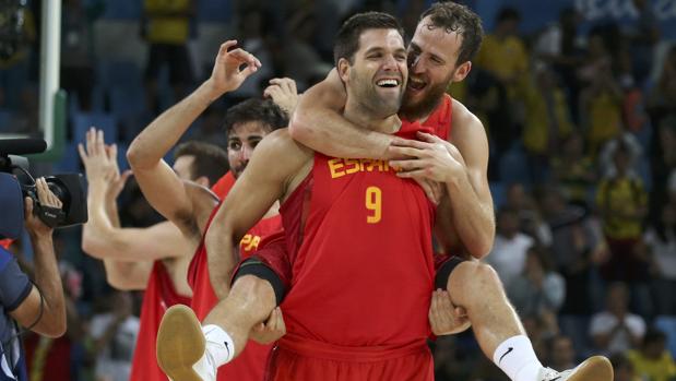 El pívot cordobés Felipe Reyes celebra la medalla de bronce en Río 2016