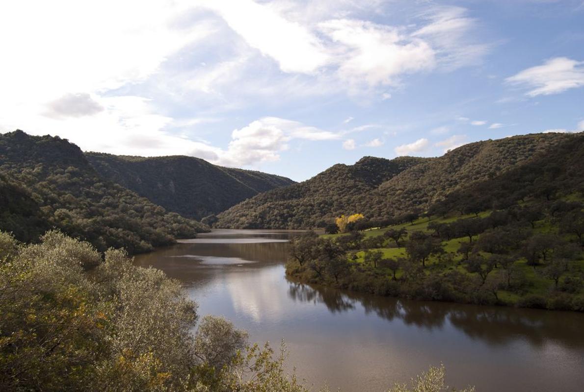 Uno de los márgenes del embalse de derivación del Bémbezar