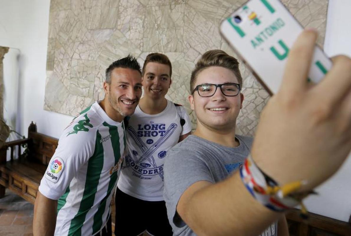 Piovaccari se hace un selfie con dos aficionados