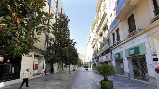 Calle Cruz Conde con los establecimientos cerrados por la tarde