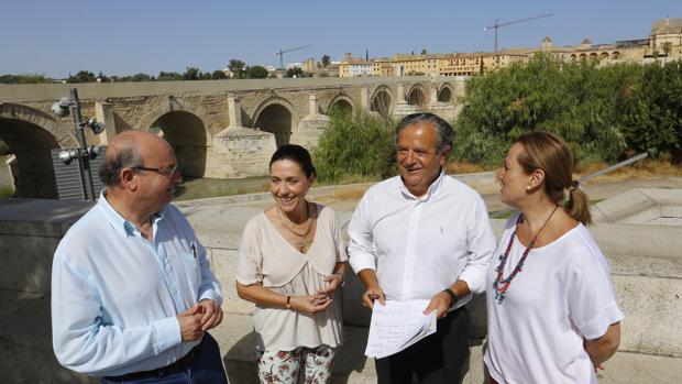 Luis Martín, Carmen Sousa, Salvador Fuentes y Laura Ruiz, ayer en el Campo de la Verdad