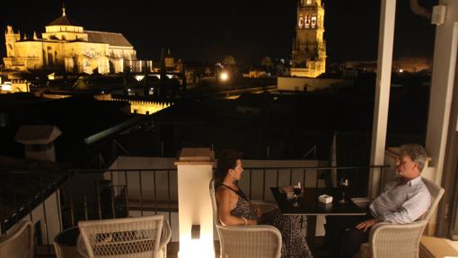 Dos turistas en la terraza del Hotel Balcón de Córdoba