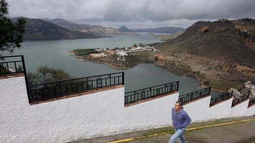 Un vecino camina por uno de los lados del pantano