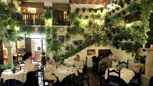 Comedor en el patio del restaurante Puerta Sevilla de Córdoba