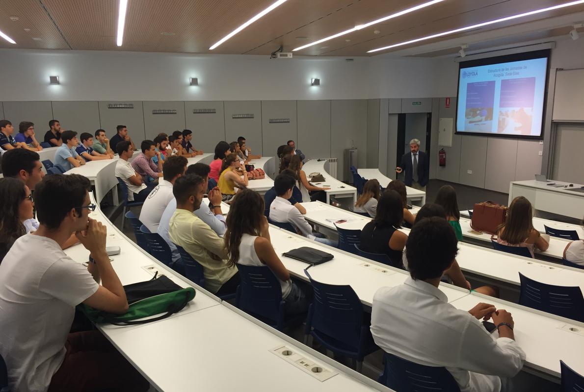 Alumnos de la Universidad Loyola Andalucía, durante la jornada inaugural