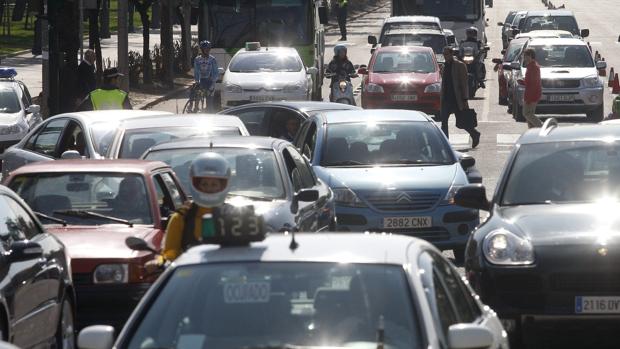 Vehículos saliendo de la avenida Conde de Vallellano