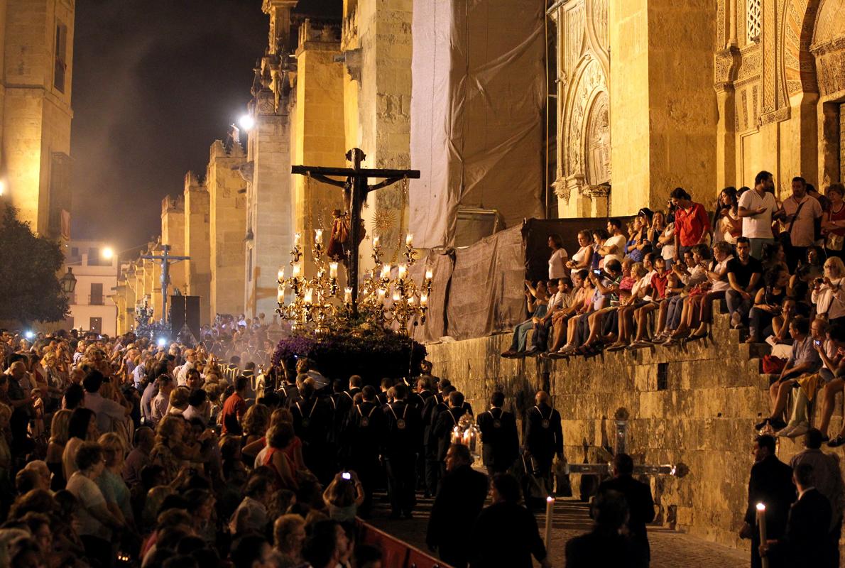 Cofradías durante el Vía Crucis Magno por la calle Torrijos