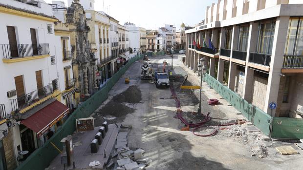 Obras en la calle Capitulares, en el centro de Córdoba