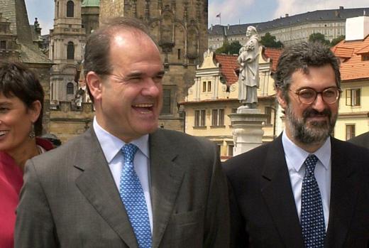 Manuel Chaves junto a Juan Antonio Cortecero, a su derecha, en una visita a Praga en el año 2001