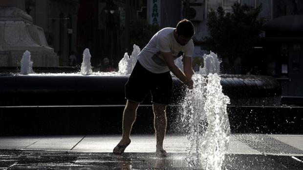 Los chorros de agua de las Tendillas es un lugar de obligado paso estos días en Córdoba