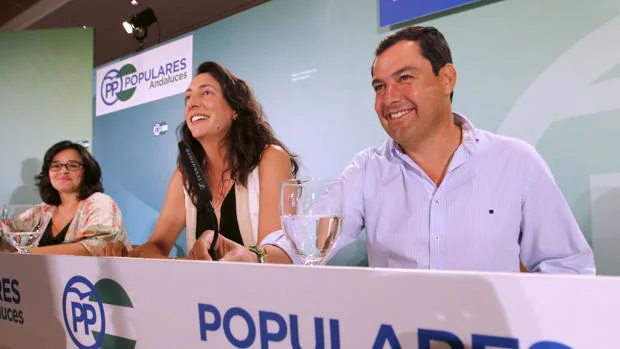 El presidente del PP-A, Juanma Moreno, junto a Loles López