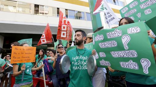 Protesta de profesores esta mañana ante la Delegación de Educación en Córdoba