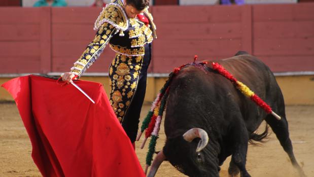 Finito de Córdoba en un estético pase de muleta a uno de sus enemigos en Cabra