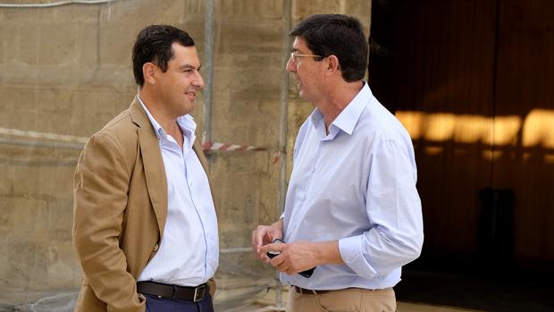 Juanma Moreno y Juan Marín, en el Parlamento