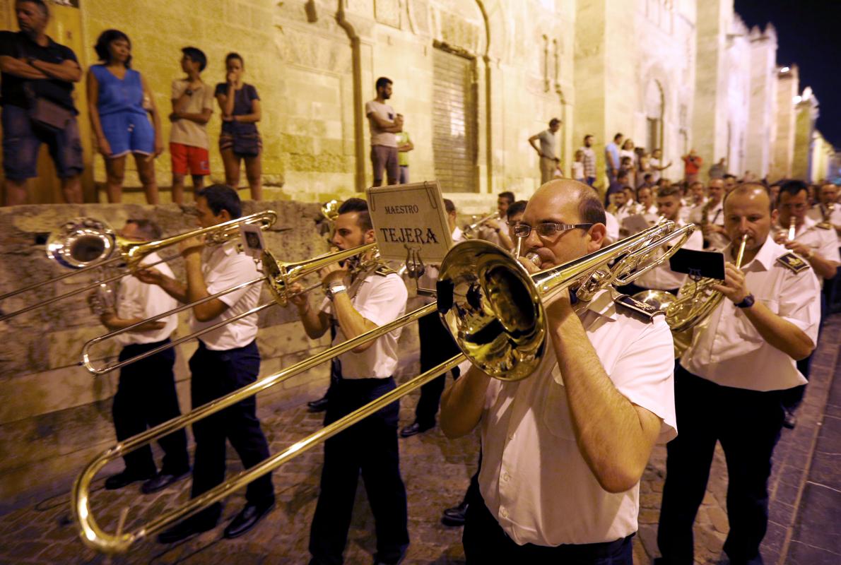 Músicos de la Banda del Maestro Tejera, durante la procesión de la Fuensanta