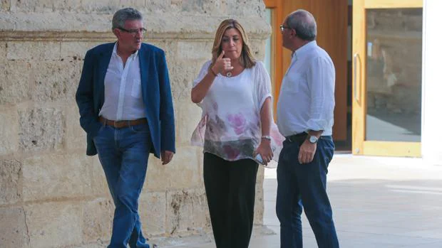 Susana Díaz charlaba ayer en el Parlamento andaluz con Luis Pizarro y Juan Cornejo