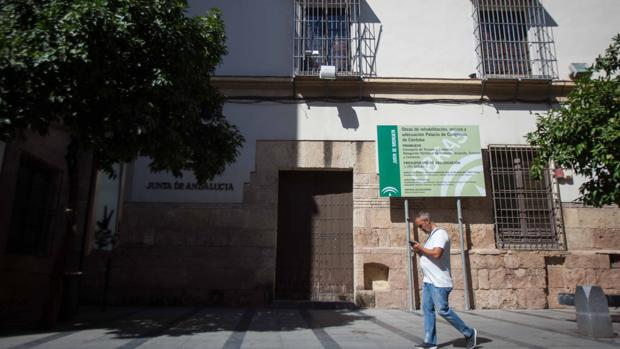 Un hombre se pasea delante del cerrado Palacio de Congresos