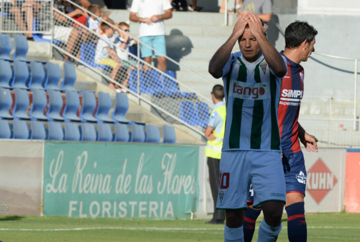 Juli se lamenta en el partido de Huesca